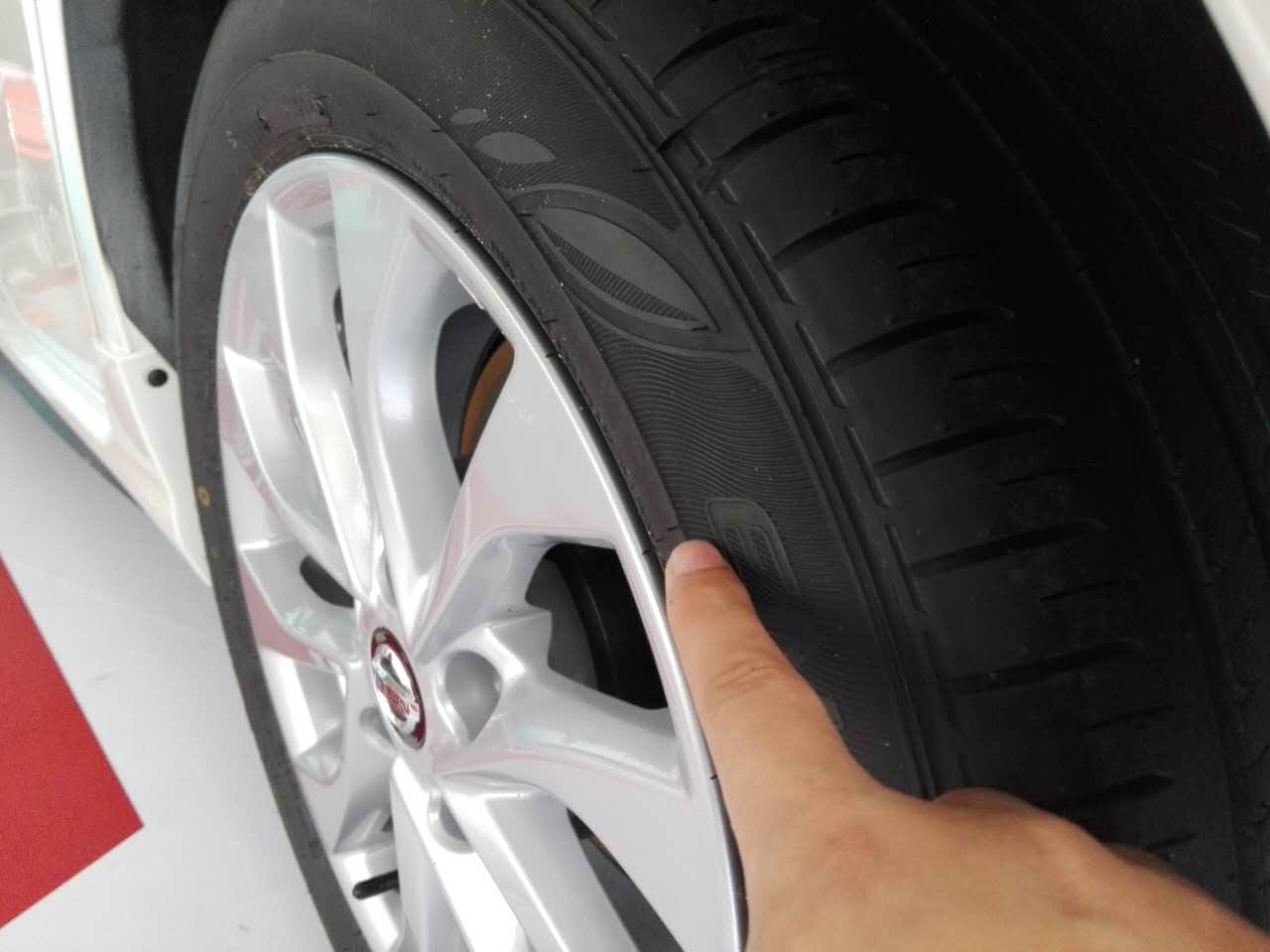 新轮胎都是有胎毛和毛边的,轮胎加工过后留下来的,对行车