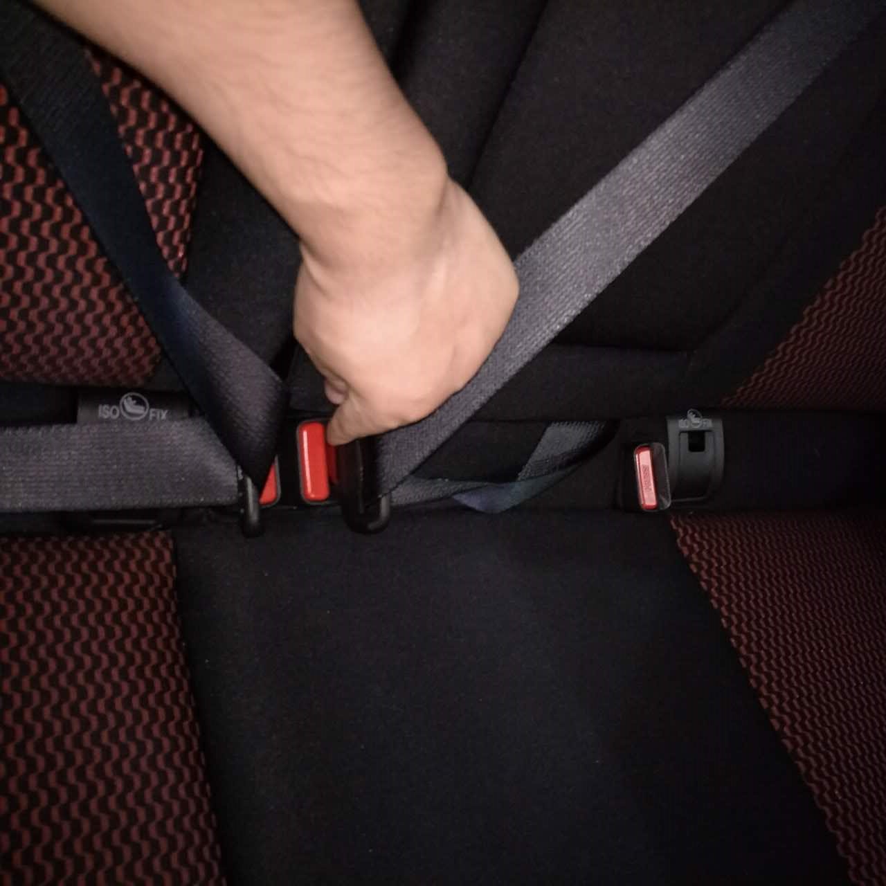 逍客后排中间位置有安全带吗!在哪里?