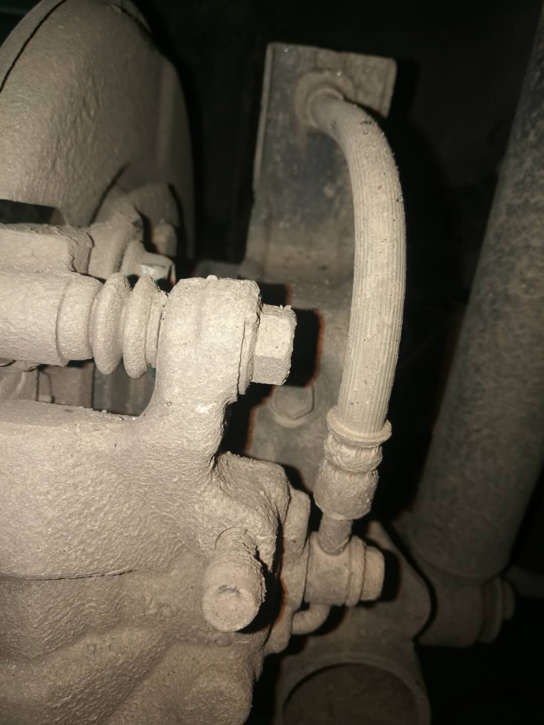 刹车油管鼓包漏油