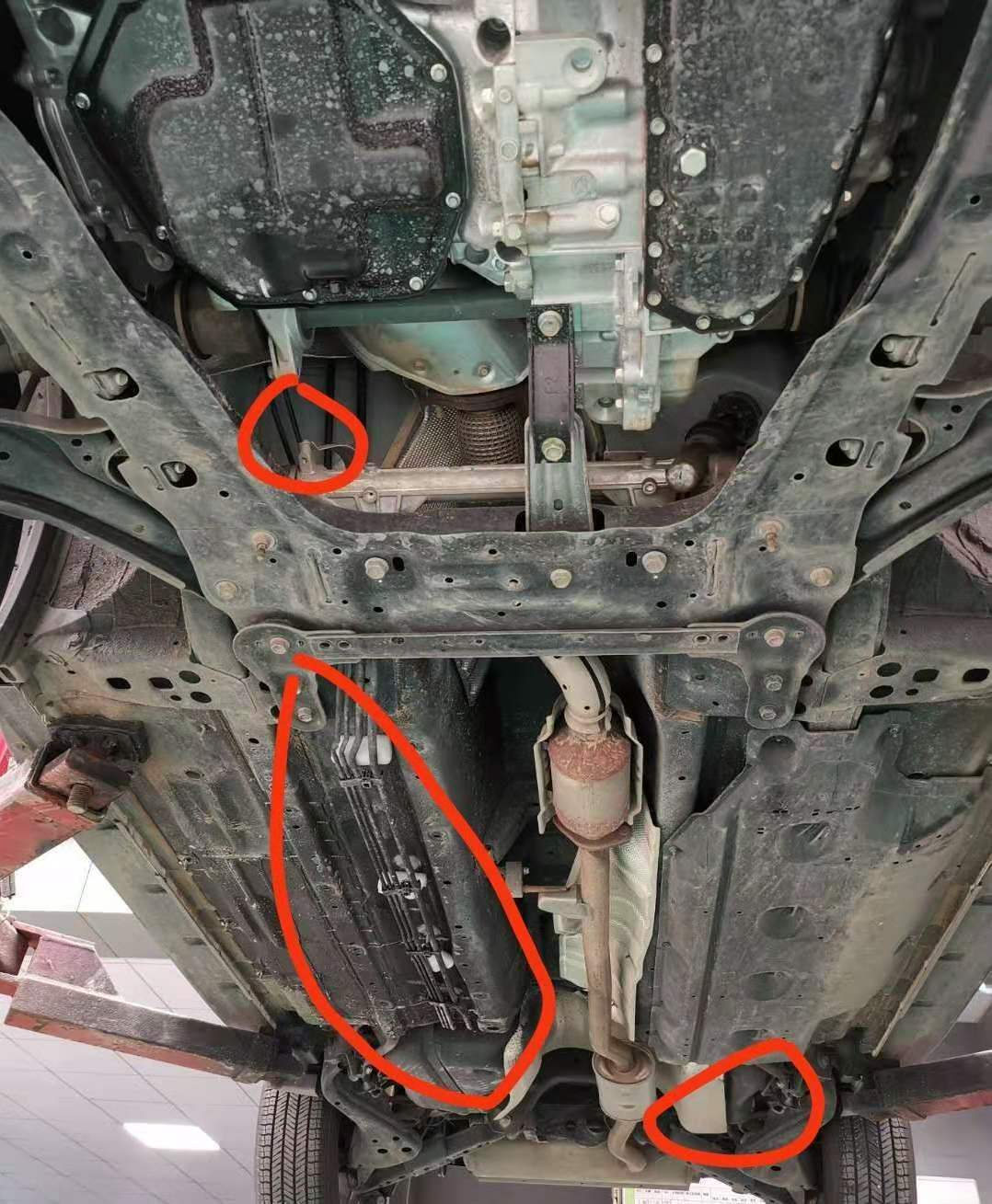 17款奇骏驾驶位下方抖动