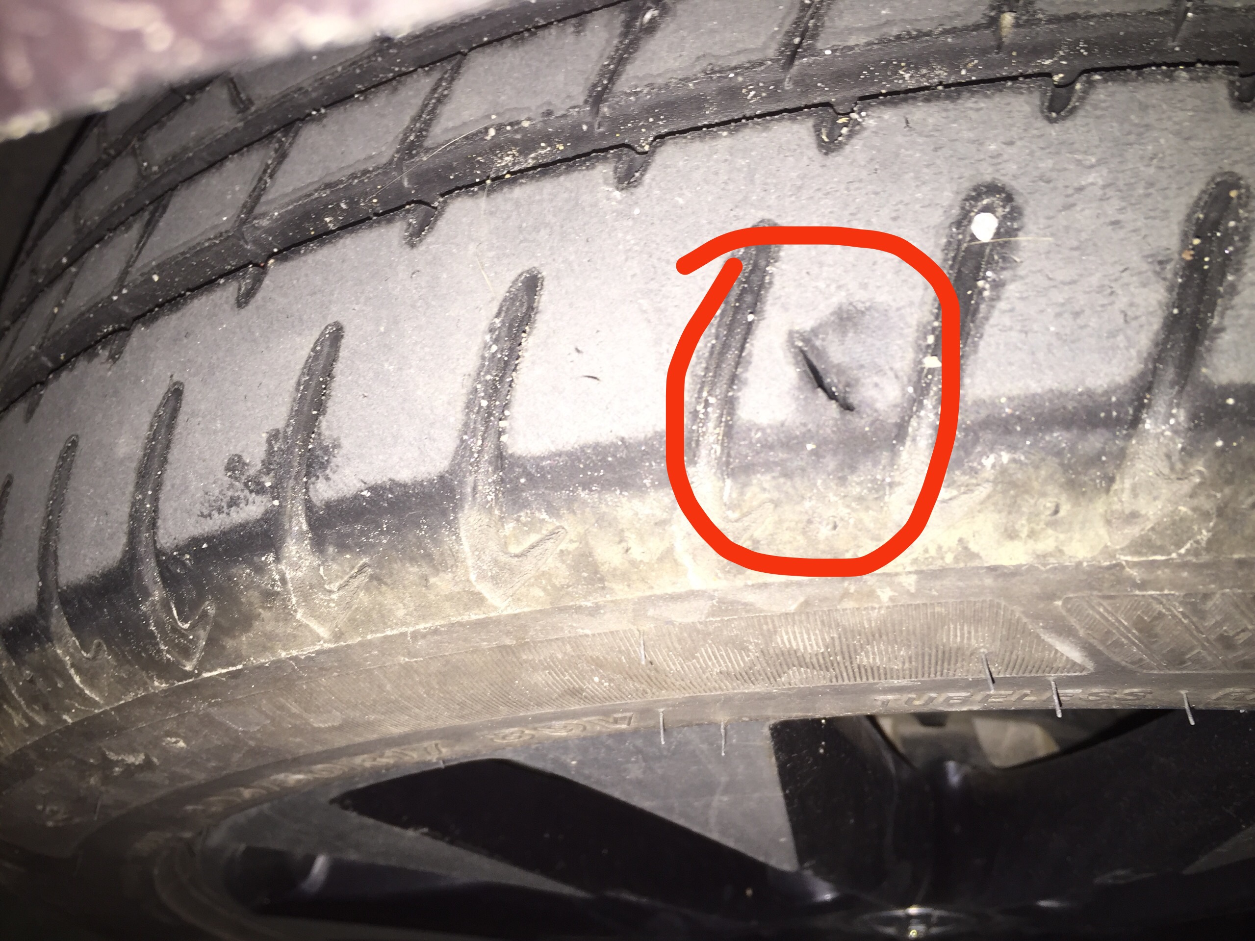 您好,关于轮胎的问题,左前轮有裂缝,不会漏气,怎么办呀?可以补吗?