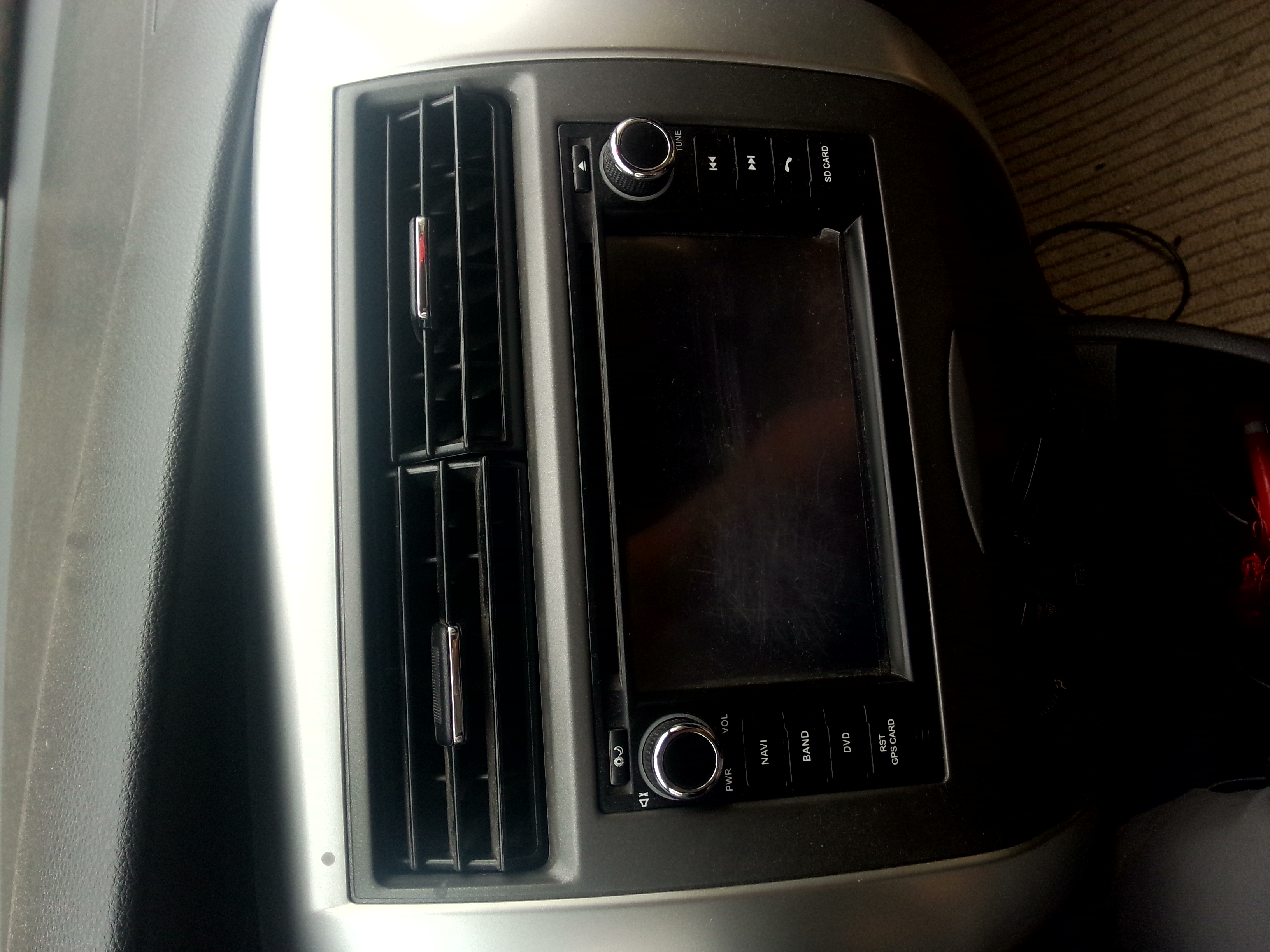骊威劲锐空调中控部位那个孔不出风冷风暖风都没有这是怎么回事突然