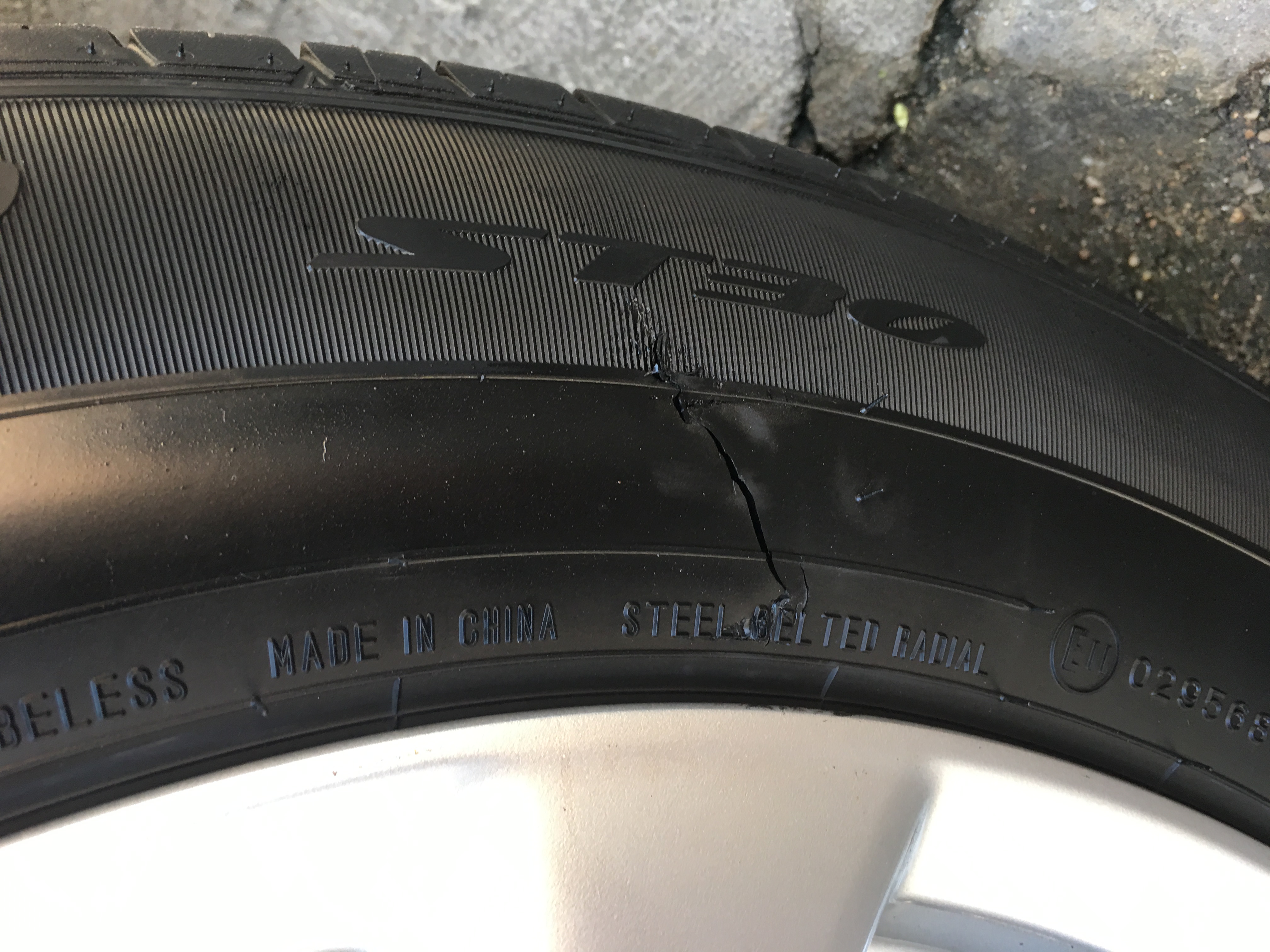 2014款奇骏右前轮胎侧面开裂