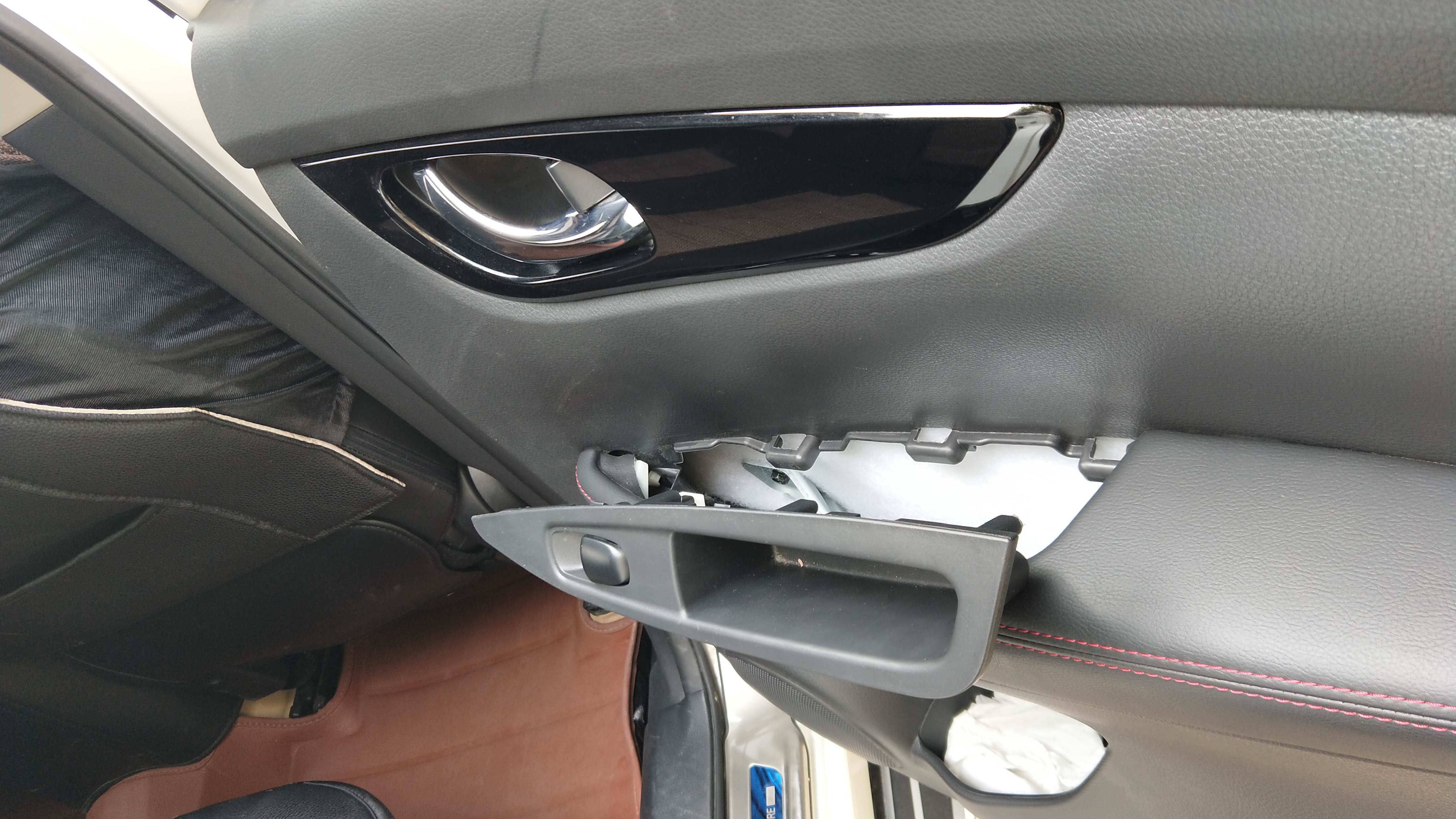 后车门扶手箱壳老掉下来,该咱办?