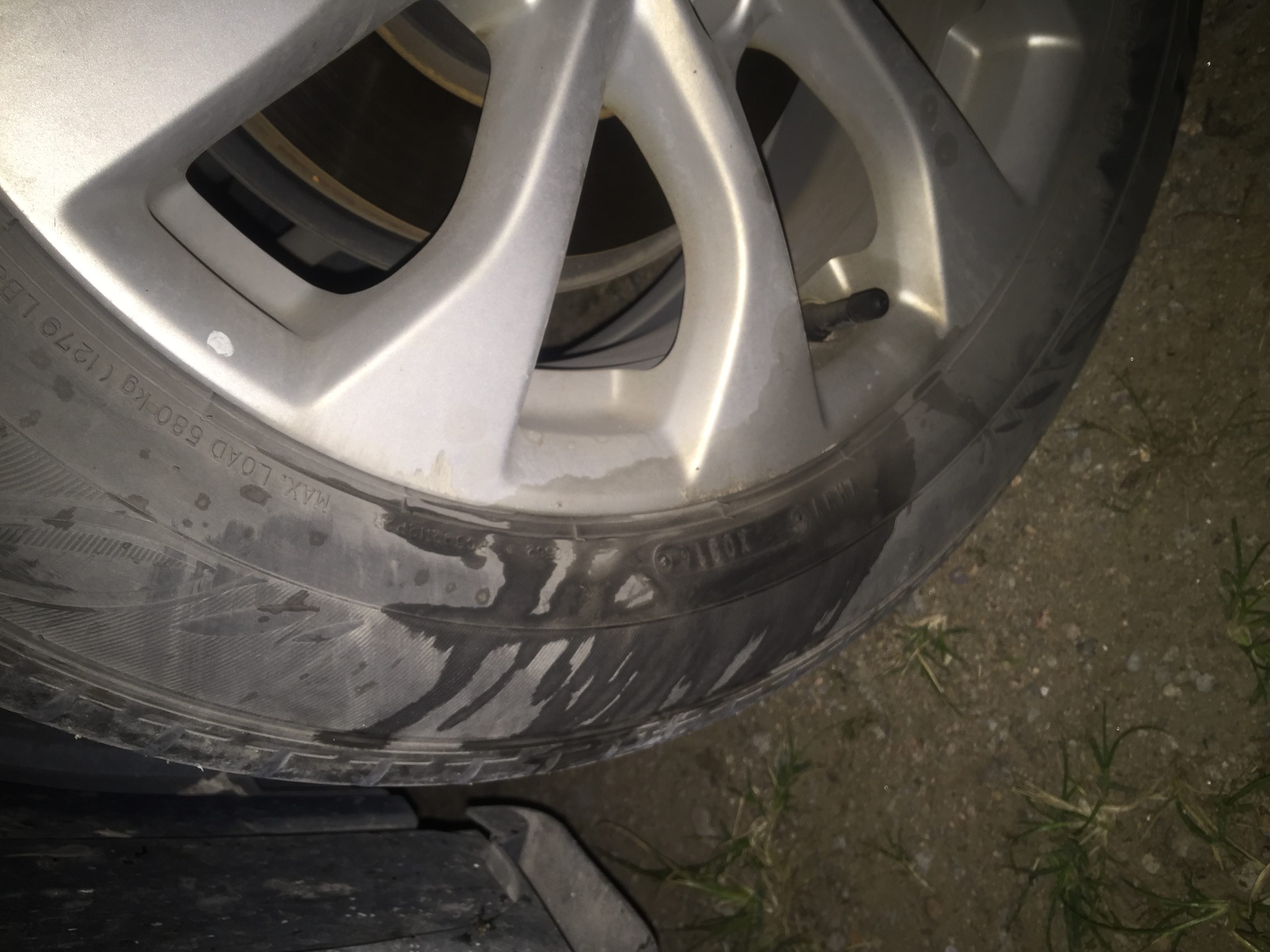 前轮两个轮胎有漏油现象